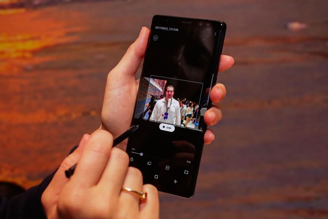 Kế thừa tính năng từ mẫu tiền nhiệm Galaxy Note 7, Note 8 cho phép người dùng tạo một ảnh GIF động từ vide