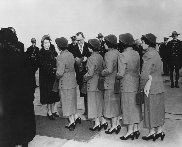 Sự nổi tiếng của các cô gái đến Nữ hoàng Anh (khi đó đang là Công chúa Elizabeth) cũng phải tìm gặp.