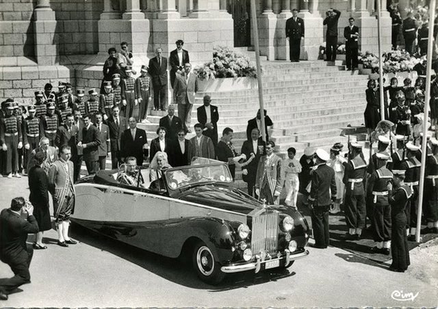 Đôi uyên ương hoàng gia đi diễu hành để chào người dân trong chiếc Roll – Royce sang trọng