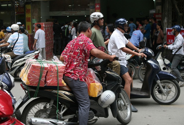 Trao đổi với chúng tôi, chị Thúy trú tại Cầu Giấy cho biết: Bản thân tôi đã đi sớm nhưng mãi gần 1h sau mới mua được bánh, không biết ít ngày nữa sẽ đông đến như thế nào.