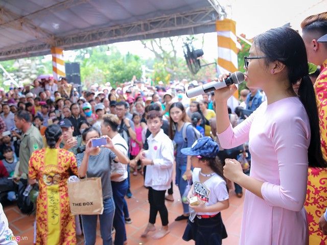 Phương Mỹ Chi hát tặng khán giả đến thắp hương Tổ nghề tại đền thờ Tâm linh Việt.