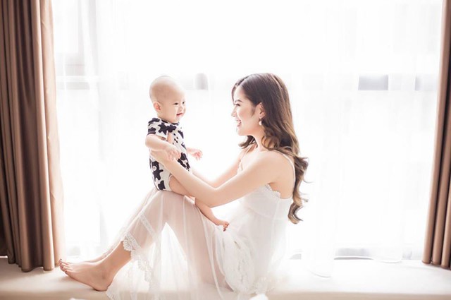 
Hương Trần, b&agrave; x&atilde; 9X của diễn vi&ecirc;n Người ph&aacute;n xử đ&atilde; nhanh ch&oacute;ng lấy lại v&oacute;c d&aacute;ng thon thả như thuở son rỗi.
