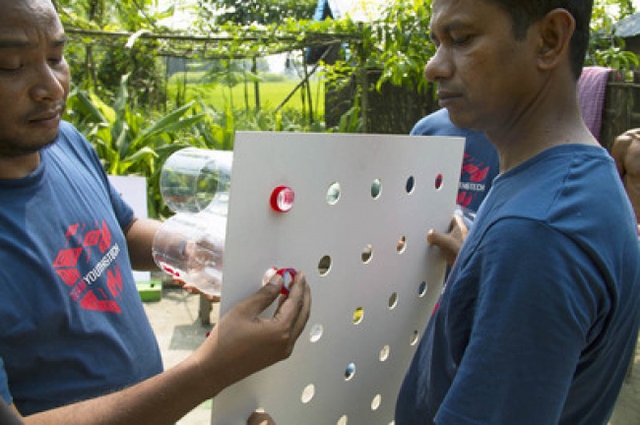 Người dân của một ngôi làng nhỏ tại Bangladesh đã tìm ra cách làm mát không khí với phương pháp hoàn toàn tự nhiên. Họ dùng những chai nhựa được cắt đáy, lắp vào một tấm bảng có nhiều lỗ tròn và gắn chúng lên cửa sổ. Không khí nó khi đi qua những chai nhựa ấy sẽ biến thành không khí mát. Cách làm này thực sự tự nhiên và vô cùng tiết kiệm.