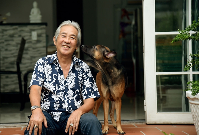 Gắn bó với nghề 42 năm, nghệ sĩ Tấn Thi được mọi người yêu mến vì hình ảnh hiền lành, đôn hậu. Tuy nhiên, ông vẫn chưa có danh hiệu. Dẫu vậy, ông già Nam Bộ vẫn không bận tâm vì ở tuổi U70, ông chỉ quan tâm đến sức khỏe và vui thú điền viên.