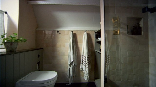 Phòng tắm của cặp vợ chồng quá nhỏ để tắm nhưng không làm họ cảm thấy nhàm chán.