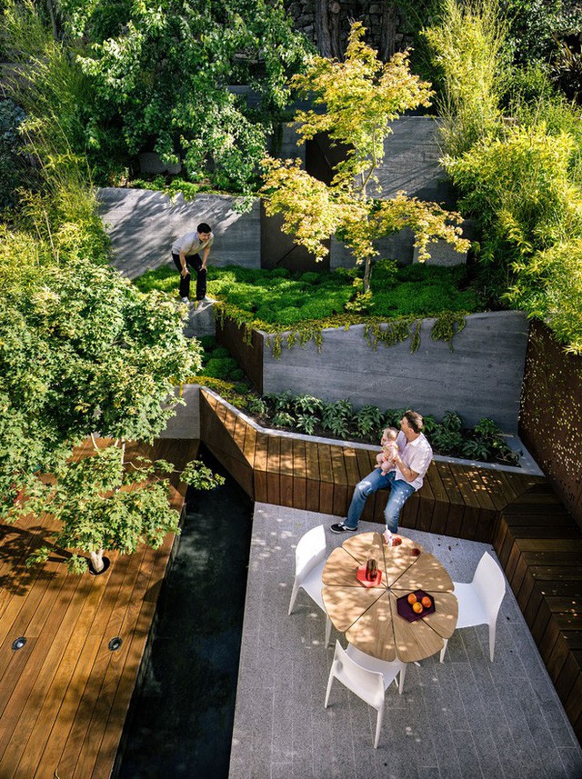 Nếu có điều kiện, bạn hãy tạo cho góc sân thượng nhà mình một không gian đẹp mê hoặc như thế này. Với cách tạo nên các bậc thang trồng cây, không gian dựng đứng chứa được nhiều khoảng xanh đặc biệt.