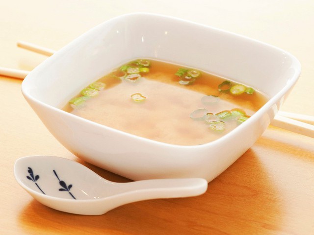 Đông lạnh dashi: Dashi - nước dùng chuyên sử dụng cho súp miso - không nên tích trữ lâu ngày trong tủ lạnh. Bởi theo Kojima, như vậy sẽ làm mất đi phần nào đó độ thơm ngon vốn có của dashi. Và quan trọng nhất, nó không khác nào việc chúng ta đem đông lạnh trà. Ảnh: Whast4Eats.