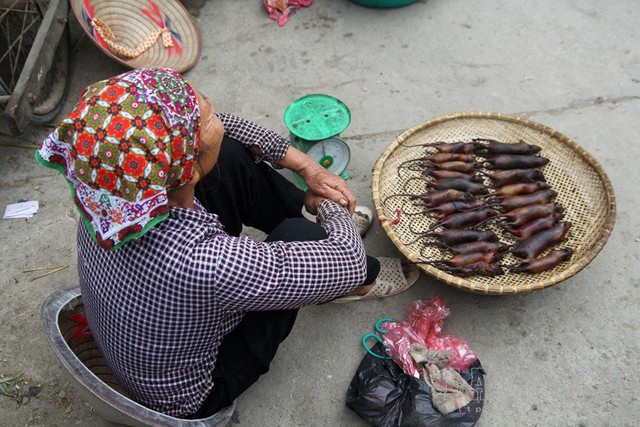 Không chỉ người lớn, trẻ nhỏ, người già ở đây ăn thịt chuột mà cả những phụ nữ mang thai ăn thịt chuột cũng tốt lắm, một tiểu thương cho biết. Những người bán thịt chuột đều là người địa phương, họ bẫy chuột bằng kinh nghiệm dân gian của mình.