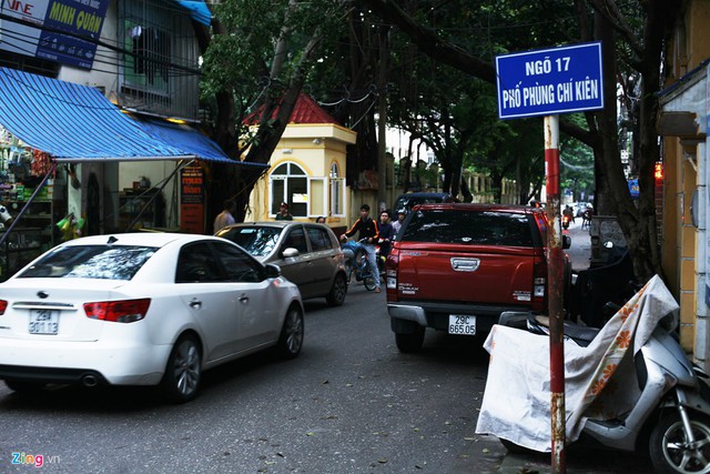 Vào giờ cao điểm, phố Phùng Chí Kiên đoạn hướng ra cầu T11 thường xảy ra ùn tắc.