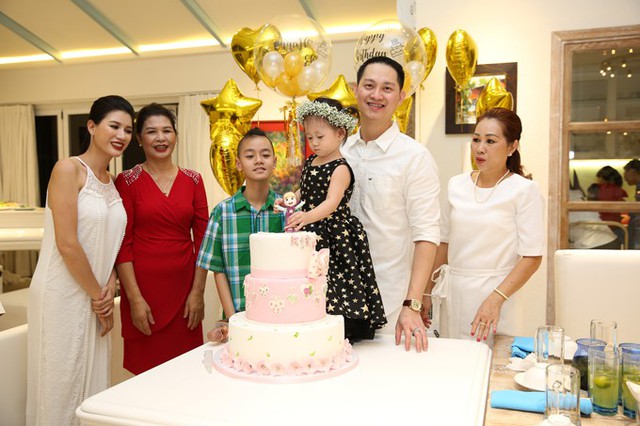 Vợ chồng Trang Trần rạng rỡ bên hai người mẹ, con nuôi Bảo Bảo và bé Kiến Lửa trong buổi tiệc tối qua.