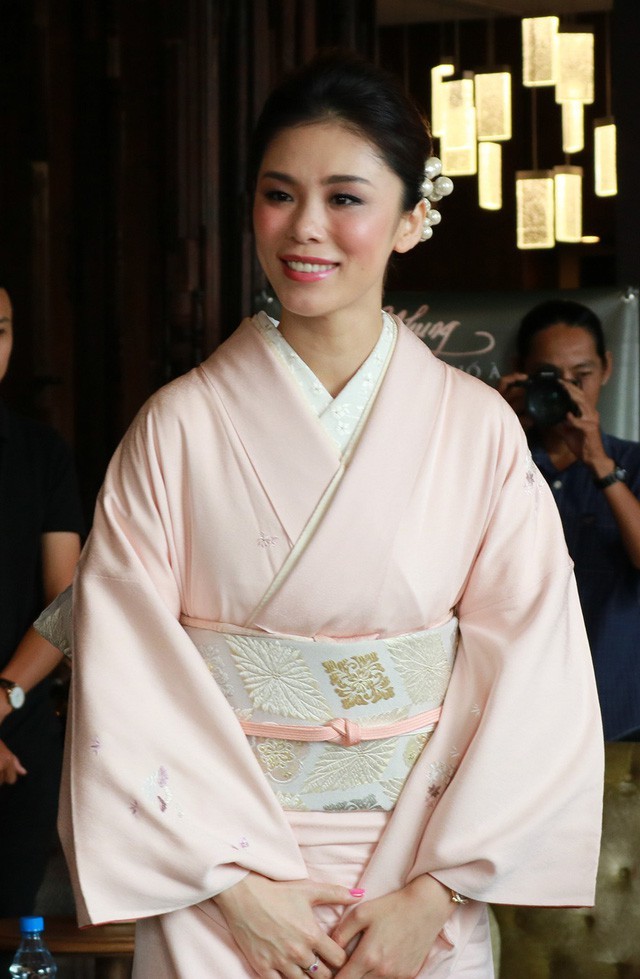 Đặc biệt trong buổi ra mắt sản phẩm mới của Hồng Nhung còn có sự tham dự của Hoa hậu Hoàn vũ 2007 Riyo Mori đến từ đất nước Nhật Bản.