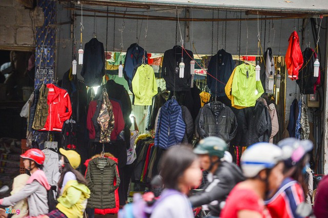 Bên cạnh đó, các cửa hàng trên đường 3 Tháng 2 (quận 10), đường Cao Thắng (quận 3) cũng trưng bày các loại áo khoác đủ kiểu dáng.