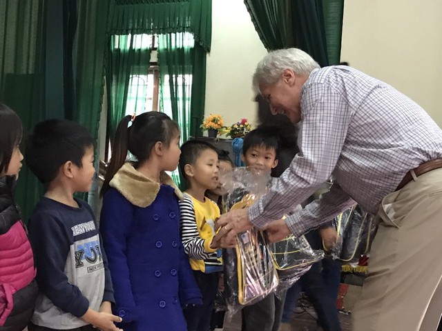 
Ông Richard tặng quà cho học sinh nghèo tại vùng lũ Hà Tĩnh
