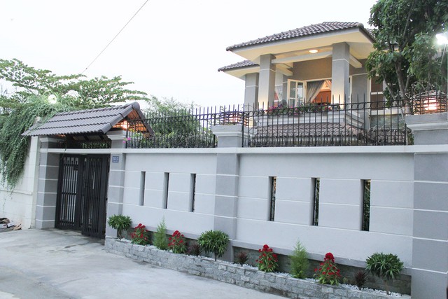 Sau một thời gian, Cao Thái Sơn tiếp tục tậu thêm một ngôi nhà nằm trong khu biệt thự sang trọng ở quận 7, TP HCM. Nhà đẹp của nam ca sĩ nằm trên khu đất rộng khoảng 300 m2, có vườn và nhiều cây xanh.