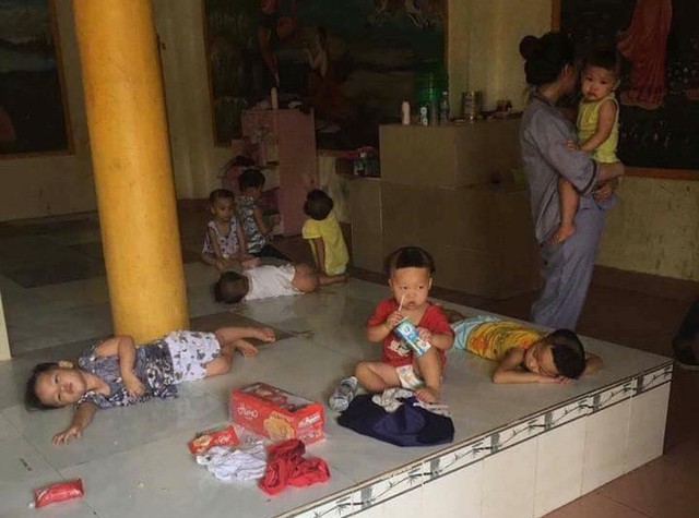 Bức ảnh lan truyền tr&ecirc;n mạng x&atilde; hội bởi cảnh nhếch nh&aacute;c của những đứa trẻ sống tại Tịnh x&aacute; Ngọc Tuyền.