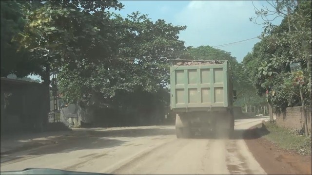 
Xe tải trọng lớn chạy lấn đường và gây ô nhiễm môi trường, tiềm ẩn nhiều nguy cơ tai nạn giao thông ở Bắc Giang
