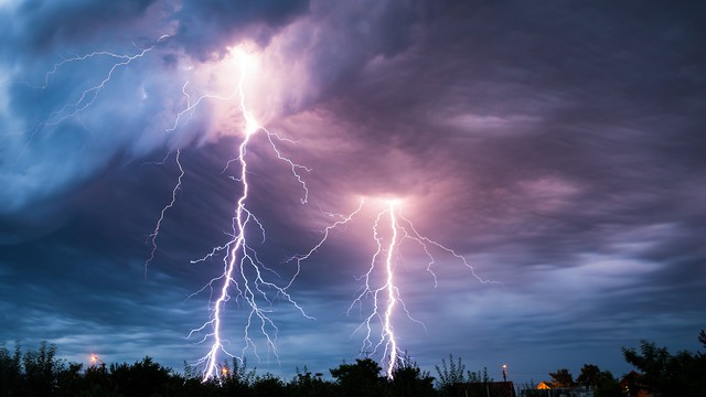 
Đến mùa mưa bão, hệ thống lưới điện thường bị sét đe doạ. Ảnh minh hoạ

