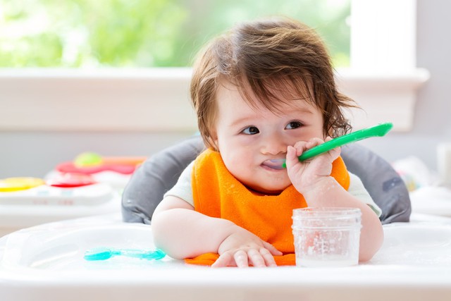 
Nôn trớ thường xảy ra khi các bé dưới 1 tuổi vừa ăn no hoặc vặn người
