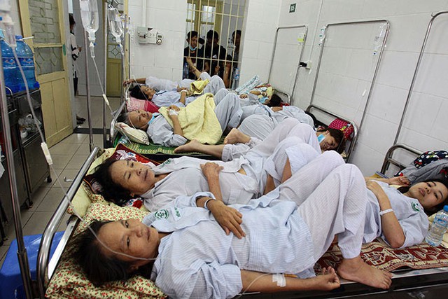 
Bệnh nhân sốt xuất huyết nằm chen chúc tại BV Bạch Mai
