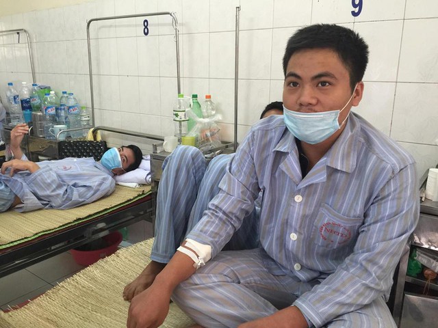 Bệnh nhân SXH Nguyễn Đình Thăng, 26 tuổi, trú tại ngõ chợ Khâm Thiên, Đống Đa, Hà Nội, cho biết: Xóm trọ anh có 7 người thì 5 người mắc SXH, trong đó chỉ có anh nhập viện. 2 người còn lại về quê nghỉ hè nên thoát nạn. Ảnh: V.Thu