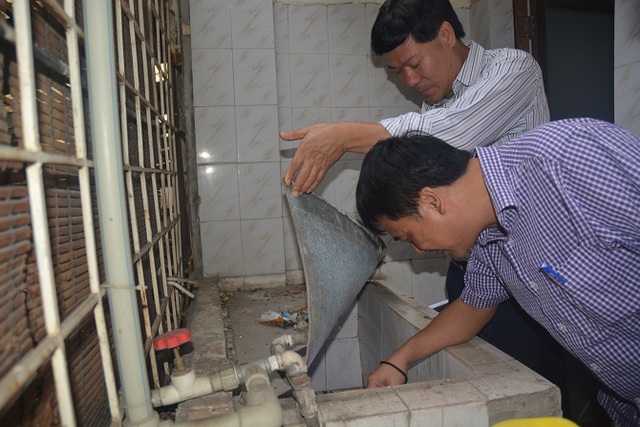 
Cán bộ TTYT Dự phòng Hà Nội giám sát tìm ổ bọ gậy nguồn tại khu vực ký túc xá Trường Đại học Luật Hà Nội. Ảnh: H.Ngân
