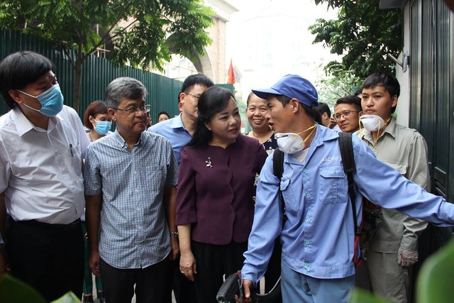 
Bộ trưởng Nguyễn Thị Kim Tiến hỏi chuyện một nhân viên phun thuốc diệt muỗi ở phường Thuỵ Khuê, Tây Hồ.
