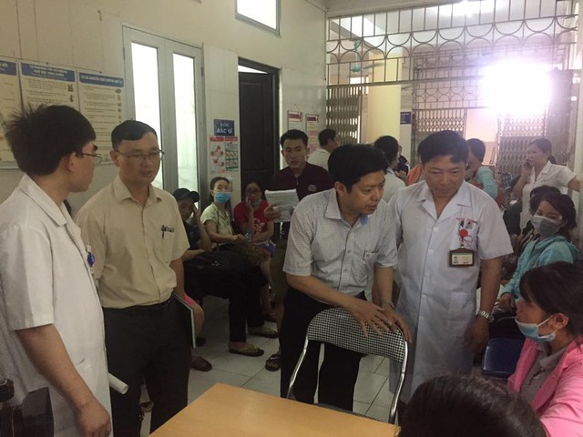 
ThS Nguyễn Trọng Khoa (thứ 3 từ trái sang) thăm hỏi bệnh nhân đang đến chờ khám ở Bệnh viện Bệnh Nhiệt đới Trung ương.
