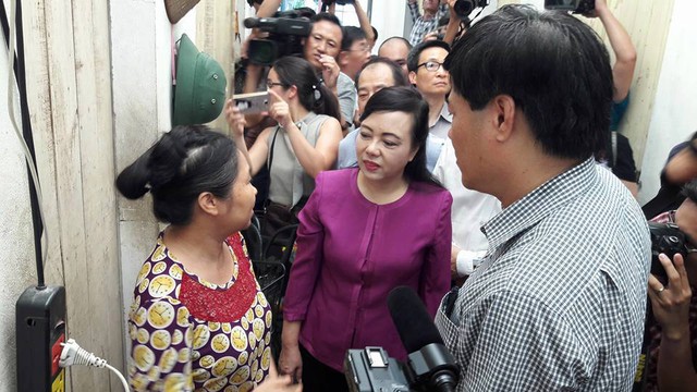 
Bộ trưởng Nguyễn Thị Kim Tiến hỏi thăm một người dân sinh sống trong khu trọ.
