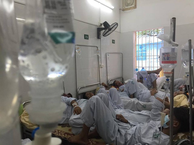 
Trong phòng bệnh gồm 4 giường này ở tầng 2 khoa Truyền nhiễm (BV Bạch Mai), có khi là nơi điều trị nội trú của hơn 10 bệnh nhân sốt xuất huyết.
