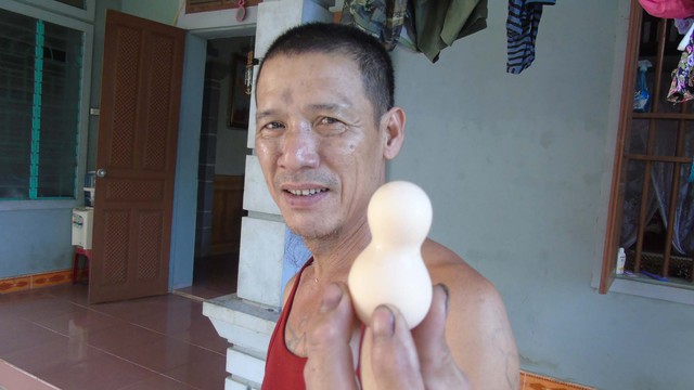 Ông Phạm Văn Hồng - chủ nhân của quả trứng gà kì lạ. Ảnh: Tiến Dũng