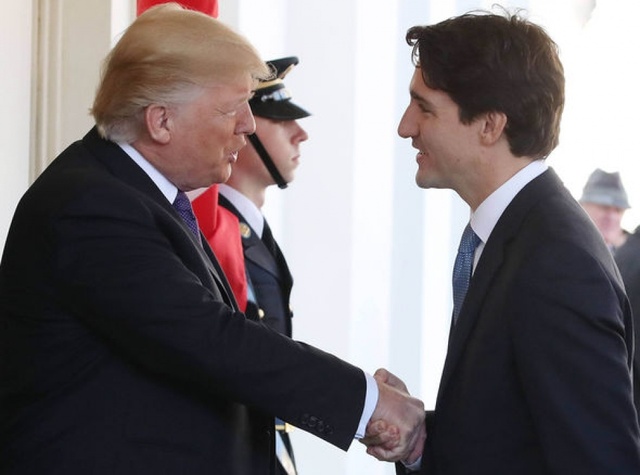 
Tổng thống Donal Trump bắt tayThủ tướng Canada Justin Trudeau
