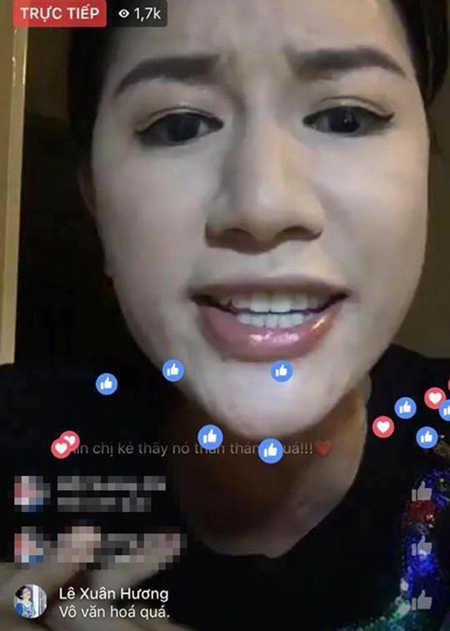 
Ảnh chụp màn hình livestream của Trang Trần, lời bình luận được cho là của nghệ sĩ Xuân Hương.
