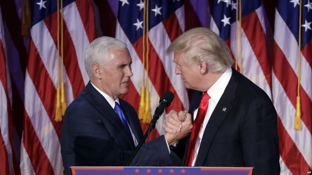 
Phó Tổng thống Mike Pence đã được trải nghiệm kiểu bắt tay kéo giật của Tổng thống Donal Trump
