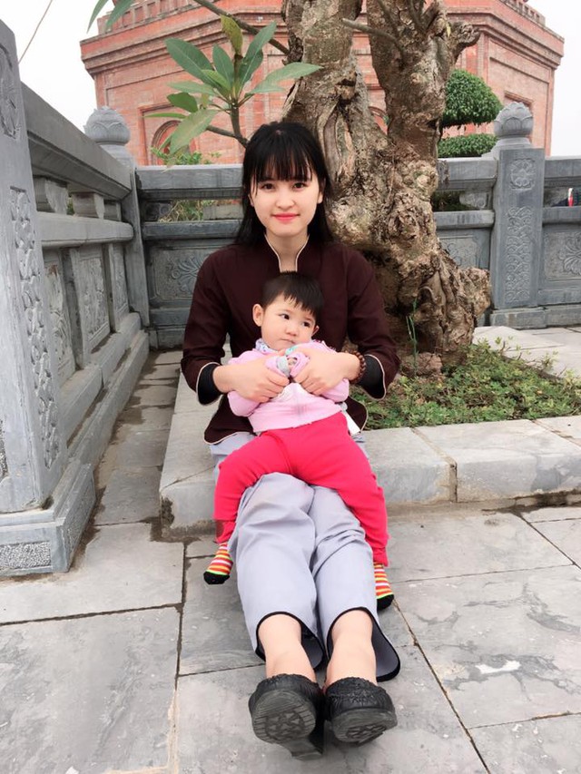 Yến Nhi được mẹ nuôi đưa đi du lịch, lễ chùa ở nhiều nơi