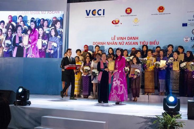 
Doanh nhân Lê Hồng Thủy Tiên được vinh danh Doanh nhân nữ ASEAN lần 2 từ Phó chủ tịch nước Nguyễn Thị Doan
