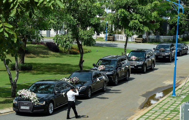 
Người đẹp 26 tuổi sống trong khu căn hộ, biệt thự biệt lập. Phía bên ngoài là khu vực nội bộ của các chủ căn hộ. Sáng 6/10, dọc con đường nổi bật với hàng dài xe rước dâu.
