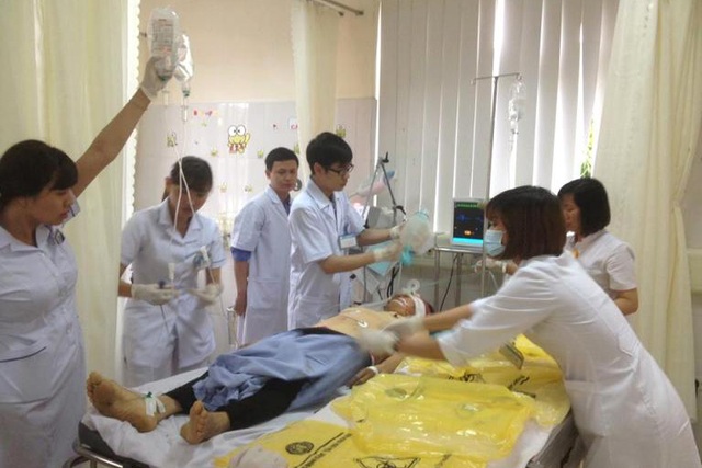 
Bệnh nhân Ngát đang được cấp cứu tại Bệnh viện Sản Nhi Quảng Ninh. Ảnh: Đ.Tuỳ
