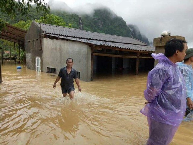 
Nhiều nhà dân bị ngập khiến sách vở của học sinh không thể sử dụng tiếp cho năm học mới đang cận kề.
