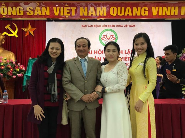 
Chị L&ecirc; Thị Tố Hải (v&aacute;y trắng) trong lễ th&agrave;nh lập Li&ecirc;n đo&agrave;n Yoga Việt Nam. Ảnh: TTV.
