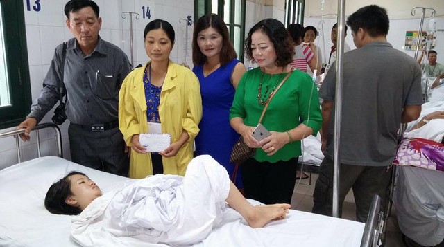 
 

Các thành viên của Blogtiengviet thăm Lê Thị Thắm khi phẫu thuật chồi xương ở chỏm vai. Ảnh: Blogtiengviet.
