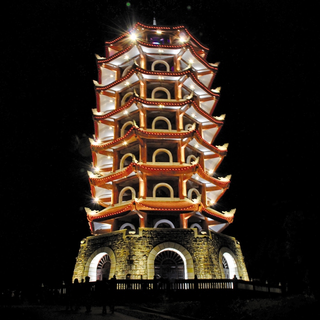 Tháp chuông Đồng Lộc ban đêm. Ảnh: T.G