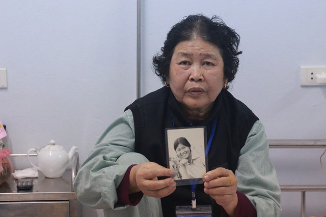 
Dù đi bệnh viện điều trị nhưng bà Oanh vẫn luôn mang theo mình tấm hình của cô con gái duy nhất bị thất lạc. Ảnh: PV
