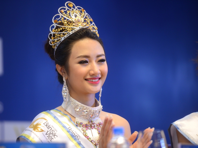 
Hoa hậu Trần Thu Ngân cũng đăng quang Hoa hậu Bản sắc Việt toàn cầu năm 2016
