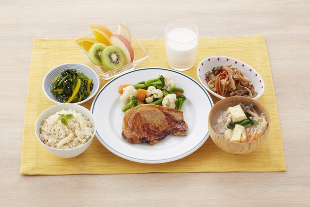 Thực đơn Bữa ăn chiến thắng trong Chương trình Kachimeshi gồm 5 món, cân đối dinh dưỡng và đủ các nhóm chất đường bột, đạm, béo, chất xơ,...