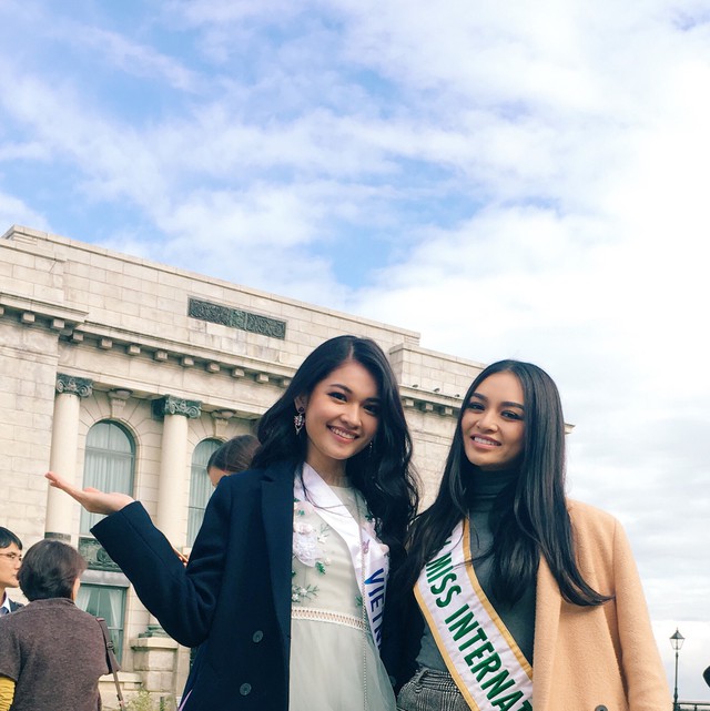 
Á hậu Thùy Dung (trái) tại Miss International 2017
