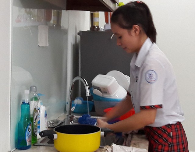 
Nguyễn Như Anh Thư phụ mẹ giúp việc nhà trong chung cư
