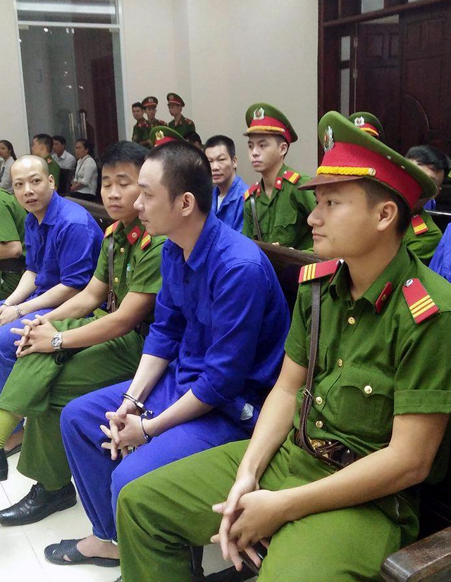 
Nguyễn Văn Tình cùng các đồng phạm hầu tòa.
