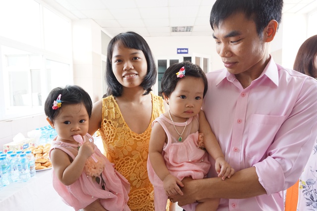 
Vợ chồng anh Trần Quốc Hảo và chị Vũ Thị Hồng Nhung (quê Ninh Bình) là trường hợp hiếm muộn với nguyên nhân tinh trùng bất động 100% được điều trị thành công đầu tiên tại Bệnh viện.
