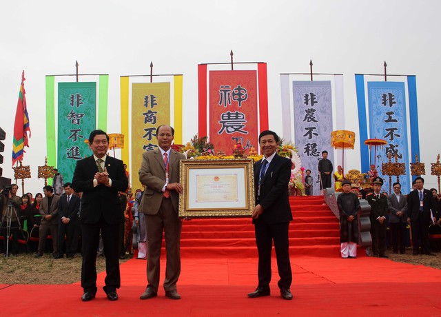 
Nhân dịp này, Bộ Văn hoá - Thể thao và Du lịch đã trao tặng bằng công nhận Lễ hội Tịch điền Đọi Sơn của Hà Nam là văn hoá phi vật thể cấp quốc gia.
