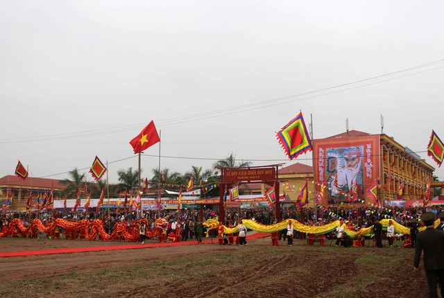 
Hàng ngàn nhân dân và du khách đến tham dự lễ hội Tịch điền Đọi Sơn năm 2017.
